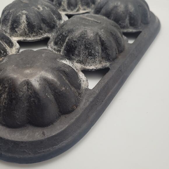 Vintage Cast Iron 6 Well Turks Head Gem Mold Pan Corn Bread Rustic Bakeware - Picture 6 of 12